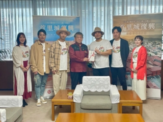 2023.12.27
1年間のCDの売り上げを中心として集めた寄付金を沖縄県庁にお渡ししに伺いました。
2023年は888,888円
これで活動3年間で約680万円の寄付金になりました🌅
応援していただいた皆様、ありがとうございました✨
#syurinouta #首里城 #沖縄