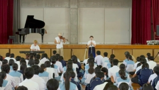 昨日は朝から神原中学校に伺い
SYURI NO UTAを始め、音楽を届けて来ました🎻✨
プロジェクトメンバーからは、竜馬・仲田まさえ
皆さん、集中して聴いていただきました🎵
午後からは沖縄セルラーさんに伺いご挨拶とミーティング
次の活動のために、色々とお話を🍀
その後はメンバーと、お手を拝借さんのビーチクリーンに参加して来ました🏖️
#旅する竜馬 #沖縄 #syurinouta #仲田まさえ