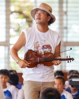 先日の小禄中学校でのSYURI NO UTA公演✨
素敵な写真はNaomiさん📷
故郷を大切に想う気持ちを伝えたい!
そんな思いでまわっています。
離島を含めた沖縄県内約400ヶ所を何年かかってもまわりたいと思っています🌈
是非お問合せお待ちしています。
#syurinouta #沖縄