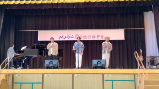 1/28、沖縄県立盲学校にてミュージックコンサートが行われました。
SYURI NO UTAメンバーの5th Elementsと前田秀幸が、生徒さんや保護者の皆さんの前で「SYURI NO UTA」を披露しました。

また、生徒さんたちの演奏や歌を聴く機会もありました。
一音一音をとても丁寧に、音に集中して演奏する姿に、聴いているうち自然と引き込まれました。音楽と真剣に向き合う生徒さんたちを見て、音楽の持つ力を改めて感じることができ、本当に素晴らしい時間でした。

今回の「SYURI NO UTA」の演奏は、盲学校の音楽の先生である金城先生にご担当いただきました。

とても貴重な時間を過ごさせていただき、ありがとうございました。
またぜひ、歌いに行かせていただきたいです。

#SYURINOUTA #首里城復興ソング #首里城