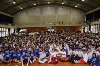 🎵SYURI NO UTA学校訪問キャラバン🎵

沖縄市にある美来工科高校へ学校訪問に行ってきました♪

元気いっぱいの生徒の皆さんの前でミニライブを披露し、最後は全員で「SYURI NO UTA」を大合唱！✨
会場がひとつになり、とても温かく盛り上がる時間となりました。

このような素敵な機会をいただき、本当にありがとうございました！
また皆さんとお会いできる日を楽しみにしています☺️

SYURI NO UTAプロジェクトは2026年の6月から9月まで学校訪問キャラバンを実施しております。
「SYURI NO UTA」を聴いてほしい、そして一緒に歌ってほしい、という想いから、参加アーティストが県内の小中高校や保育園・幼稚園を廻る、学校訪問キャラバンを行っています。
この歌を通して一緒に首里城復興の輪を拡げていきましょう。

お問い合わせは下記のメールアドレスにてお願いします。
info@syurinouta.com